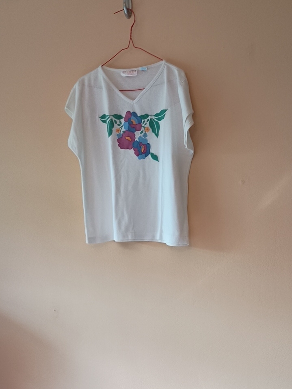 Classic Vintage V-Neck Floral Tee in White, Sz L